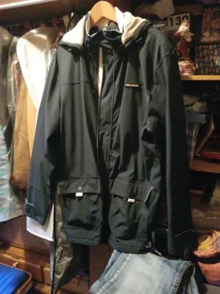 Chaqueta negra hombre con capucha