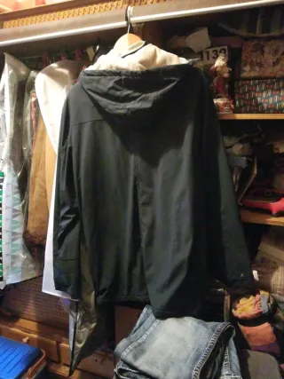 Chaqueta negra hombre con capucha