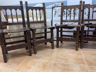 Mesa Castellana y 8 Sillas Madera restaurar.
