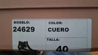 Botines T40 de cuero, marrón, con tacón.