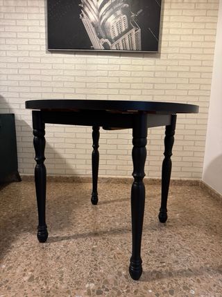 Mesa redonda de madera negra