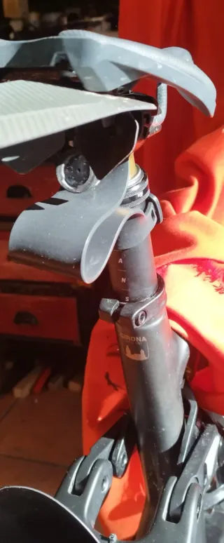 Protector tija telescópica bici