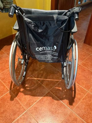 Silla de ruedas con pierna derecha elevada