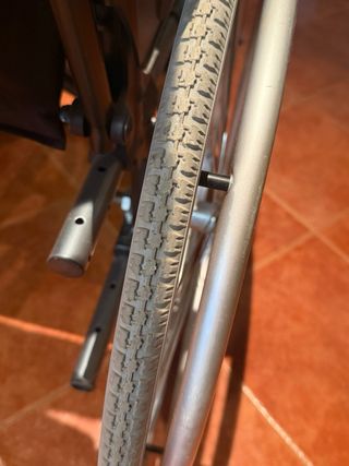 Silla de ruedas con pierna derecha elevada