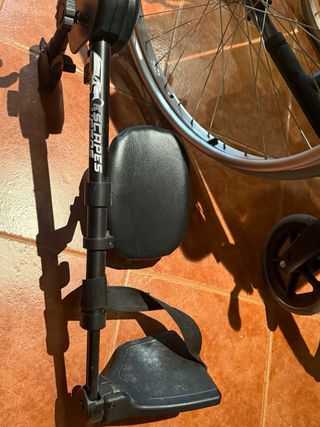 Silla de ruedas con pierna derecha elevada