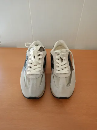 Deportivas Victoria Beige, doradas y negras