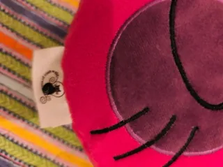 Cojín de gato rojo con flor