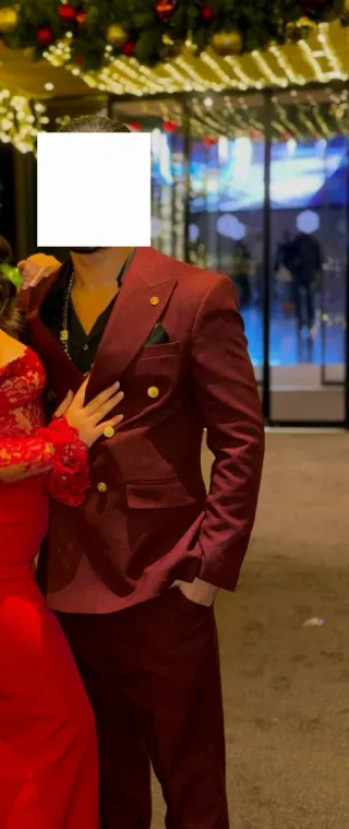 Traje Granate con Botones Dorados