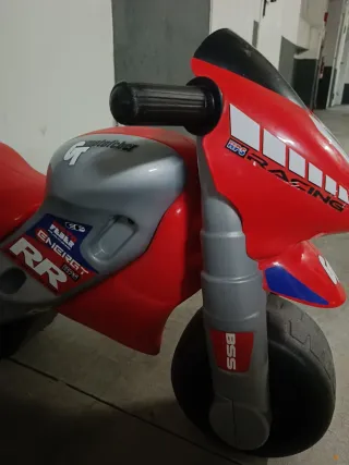 Moto de juguete roja con número 1