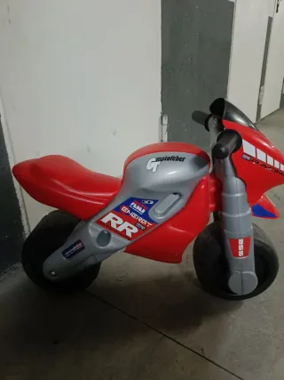 Moto de juguete roja con número 1