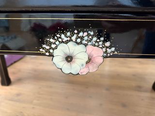 Mesa grande negra con detalles florales