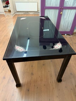 Mesa grande negra con detalles florales