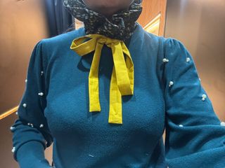 Cuello de flores con lazo mostaza