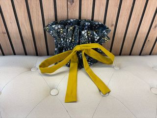 Cuello de flores con lazo mostaza