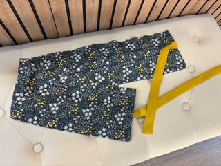 Cuello de flores con lazo mostaza