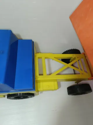 Camion Berliet in plastica con difetti