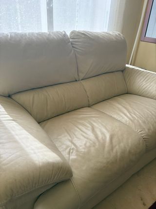 Sofá de piel beige