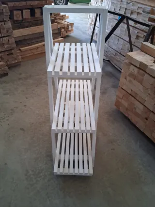 Estantería de madera para plantas hecha a mano