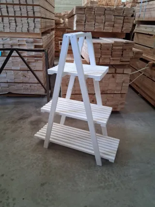 Estantería de madera para plantas hecha a mano