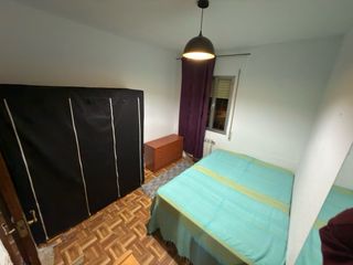 Se alquila habitación en zona las Águilas ￼