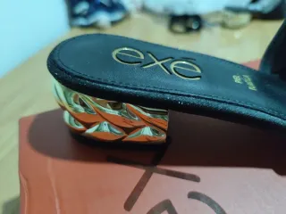 Zapatos de fiesta negros y dorados EXE, una vez .