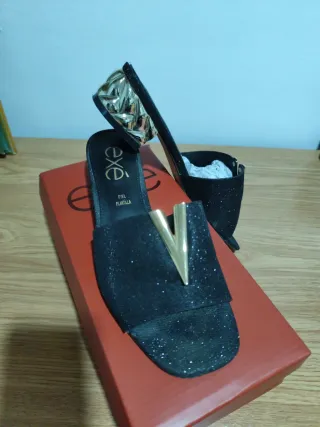 Zapatos de fiesta negros y dorados EXE, una vez .