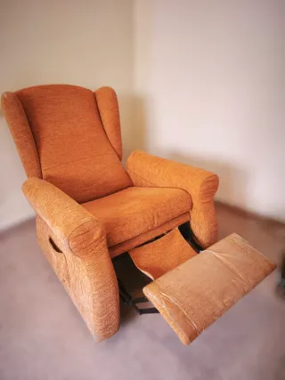 Sillón y mesa de centro madera y cristal