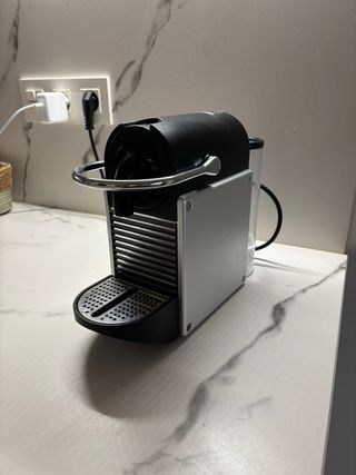 Cafetera Nespresso Delonghi Negra