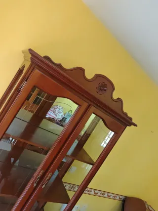 Vitrina de madera maciza con cristal