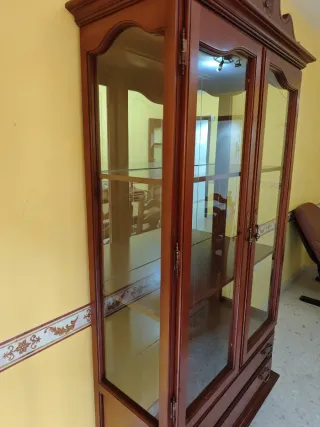 Vitrina de madera maciza con cristal