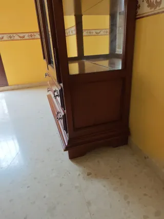 Vitrina de madera maciza con cristal