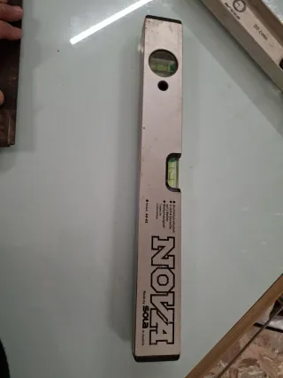 Lote de 2 niveles y 1 escuadra