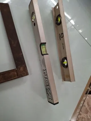 Lote de 2 niveles y 1 escuadra