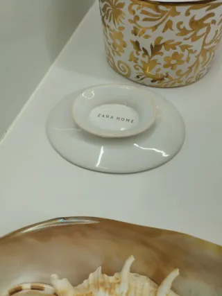 Bote y bandejas de porcelana dorada