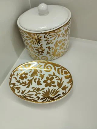 Bote y bandejas de porcelana dorada