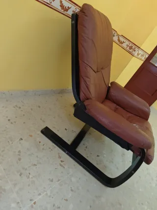 Sillón  mecedora de piel marrón