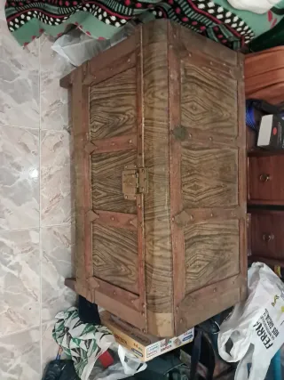 Baúl antiguo de madera y metal