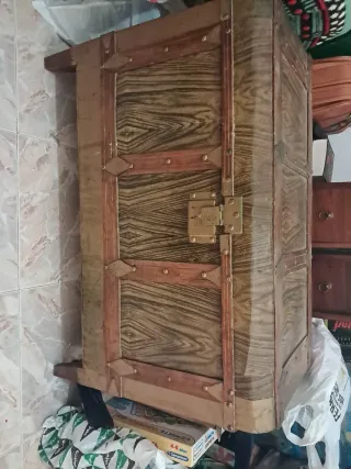 Baúl antiguo de madera y metal