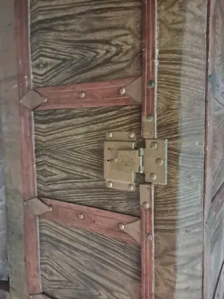 Baúl antiguo de madera y metal