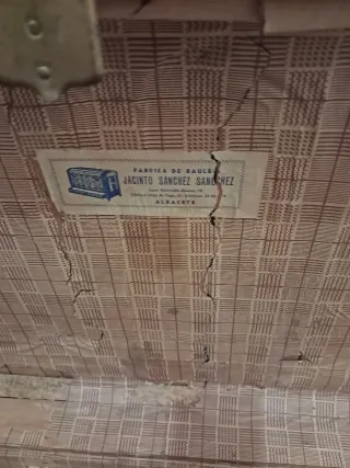 Baúl antiguo de madera y metal