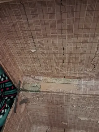 Baúl antiguo de madera y metal