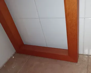 Vitrina de madera con luz