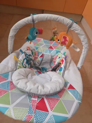 Mecedora para bebé con juguetes