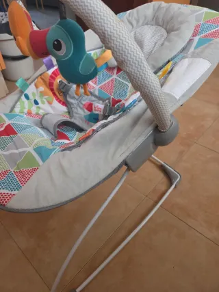 Mecedora para bebé con juguetes