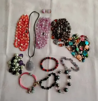 Lote de collares y pulseras