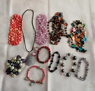 Lote de collares y pulseras
