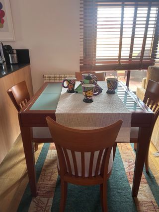 Mesa de salón y 4 sillas madera cerezo