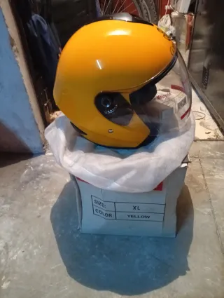 Casco de moto amarillo