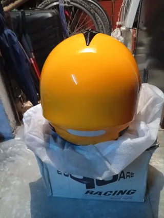 Casco de moto amarillo