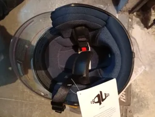 Casco de moto amarillo